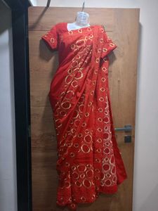 🌹Red Saree With Golden Circle Pattern🌹