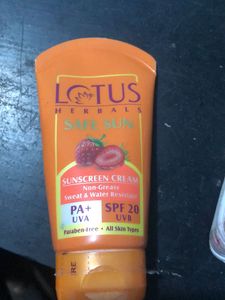 Lotus Herbals Safe Sun SPF 20