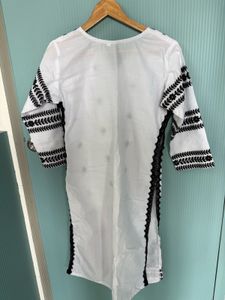 Elegant White Embroidered Kurta Size 34 Bust
