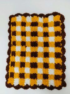Gingham crochet desk mat