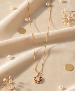 Gold Flower Pendant Necklace