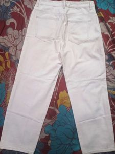 Creme straight fit comfortable jeans