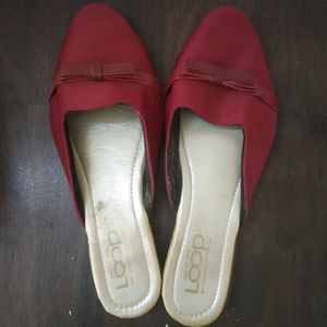 Women Maroon Shoe And Lavie Black Slipper