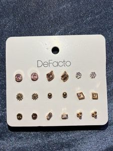 De Facto studs