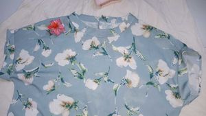 Trendy Floral Feminine Top