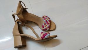 Very Pretty And Stylish Sandal That Will Look Good In Everyone Feet.