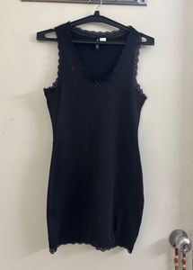 H&amp;M SLIT CUT LACE TRIMMED DRESS