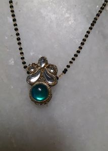 Kundhan Pendnt Black Beads