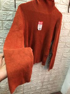 OMG that sweater🎗️🕶️👜