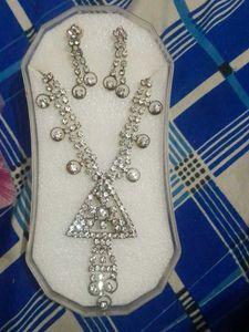A Jewellery Set