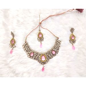 Iconic Kundan Necklace with Earrings & Mang tikka