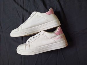 White casual shoe (Female).