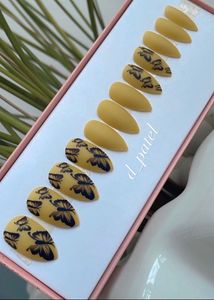 12 Pc Press On Nails Set.