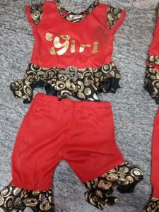 Girl&#39;s Red  &amp; Gold Outfit et Of 4top And 6 Pants