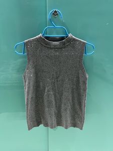 Sleeveless Gray Knit Top