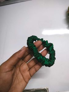 4 Scrunchies At 99/-🎉🎉