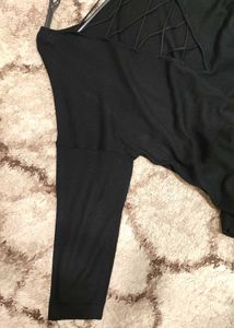 Oversize, trendy black top