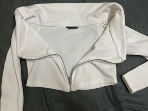 Chic White Zip-Up Crop Top