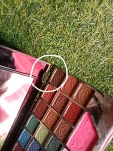 It&#39;s A Beautiful Makeup Kit With Many Eyeshades