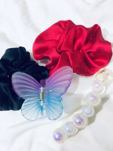 4 Pack Of Hair Clips 🖤