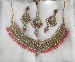 Women&#39;s Necklace Set