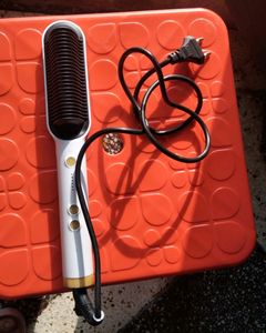 Hair straightener With A Small Comb