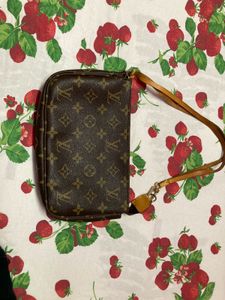 ThLouis Vuitton Pochette accessoire leather handba