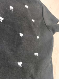 BOW EMBROIDERED BLACK TOP.