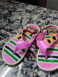 Bahut Hi Pyari Bacchon Ke Sandal Pi P