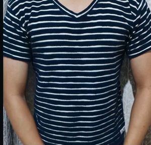 STRIPED TSHIRT CAN BE WORN BY BOTH MEN AND WOMEN