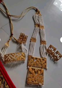 Elegant 2 piece Gold-Plated necklace with 4 ear