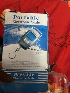 Portable electronic scale with battery
