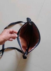 Sling Bag For Daily Use.💓    Lather Material💓
