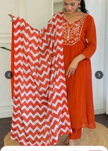 WomenEmbroidered Regular Thread Work Kurta with Tr