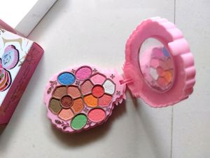 Noyin Makeup Kit
