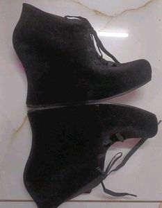 UNIQUE 💖❤️Black Wedge Heel Booties