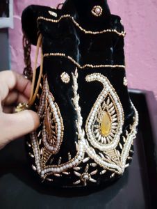 Black Colour Ka Purse Hai Shaadi Mein Jaane Wala P