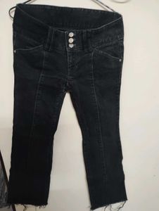 Black frayed hem capri jeans