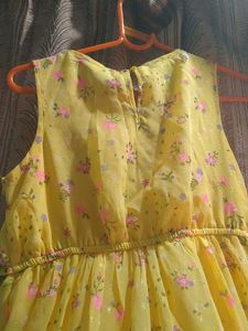 Iam Selling a Yellow Pretty Dress From Trends