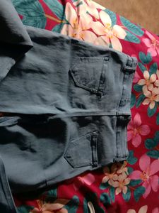 Women&#39;s Knee Ripped Jeans