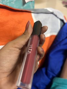 HUDA BEAUTY Liquid Matte Lipstick (Smoky Rose)