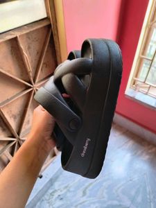 Dressberry Women Black Rubber Clogs