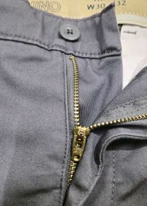 Levi&#39;s Tapered Chinos - Size 32