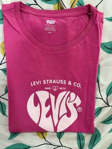 Levi&#39;s Graphic Tee - Pink with Heart Logo