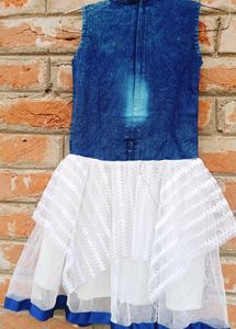 All types of children&#39;s clothes are available.