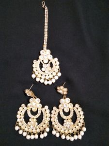 It's White Colour Maang Tika And Earrings