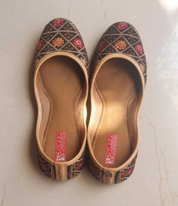 Punjabi Juttis