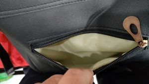 SHAMRIZ sling bag !!