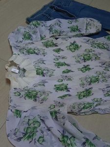 🌸 Stylish Floral Top + Stretchable Jeans Combo