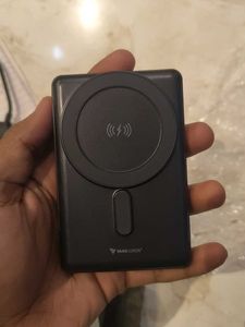 Vaku Luxos Wireless Power Bank